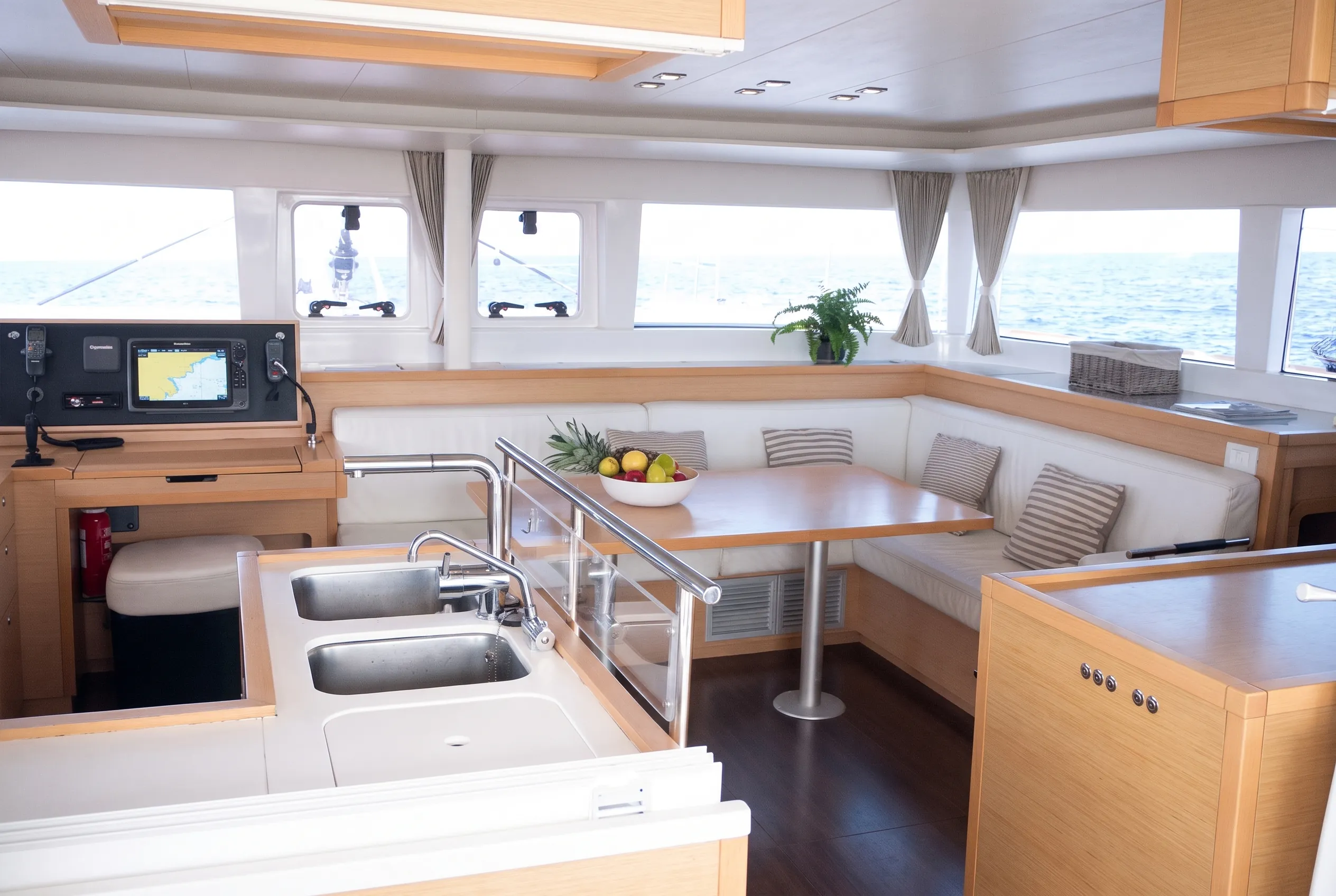Lagoon 450 — Interiores 1